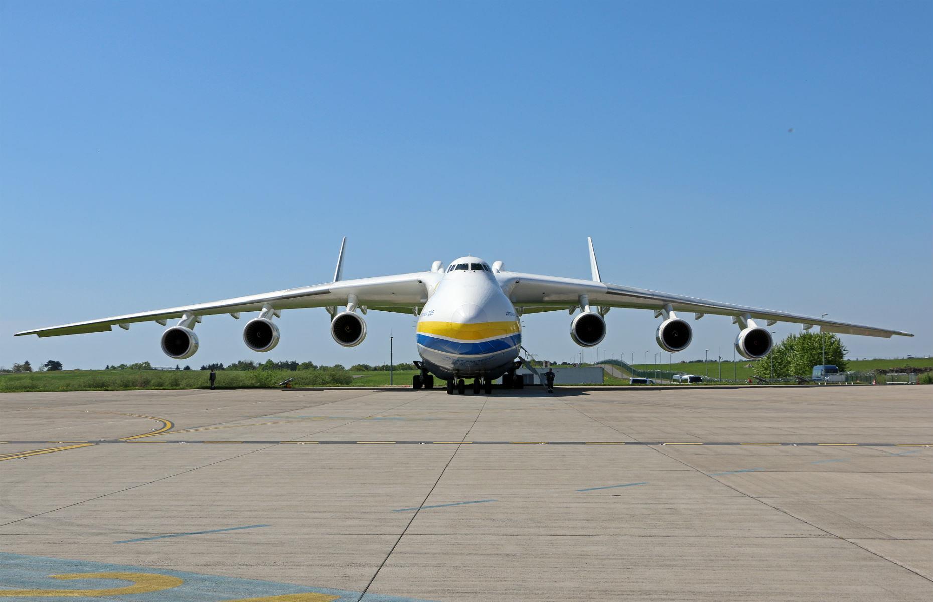 Antonov AN-225 Mriya: 290 feet